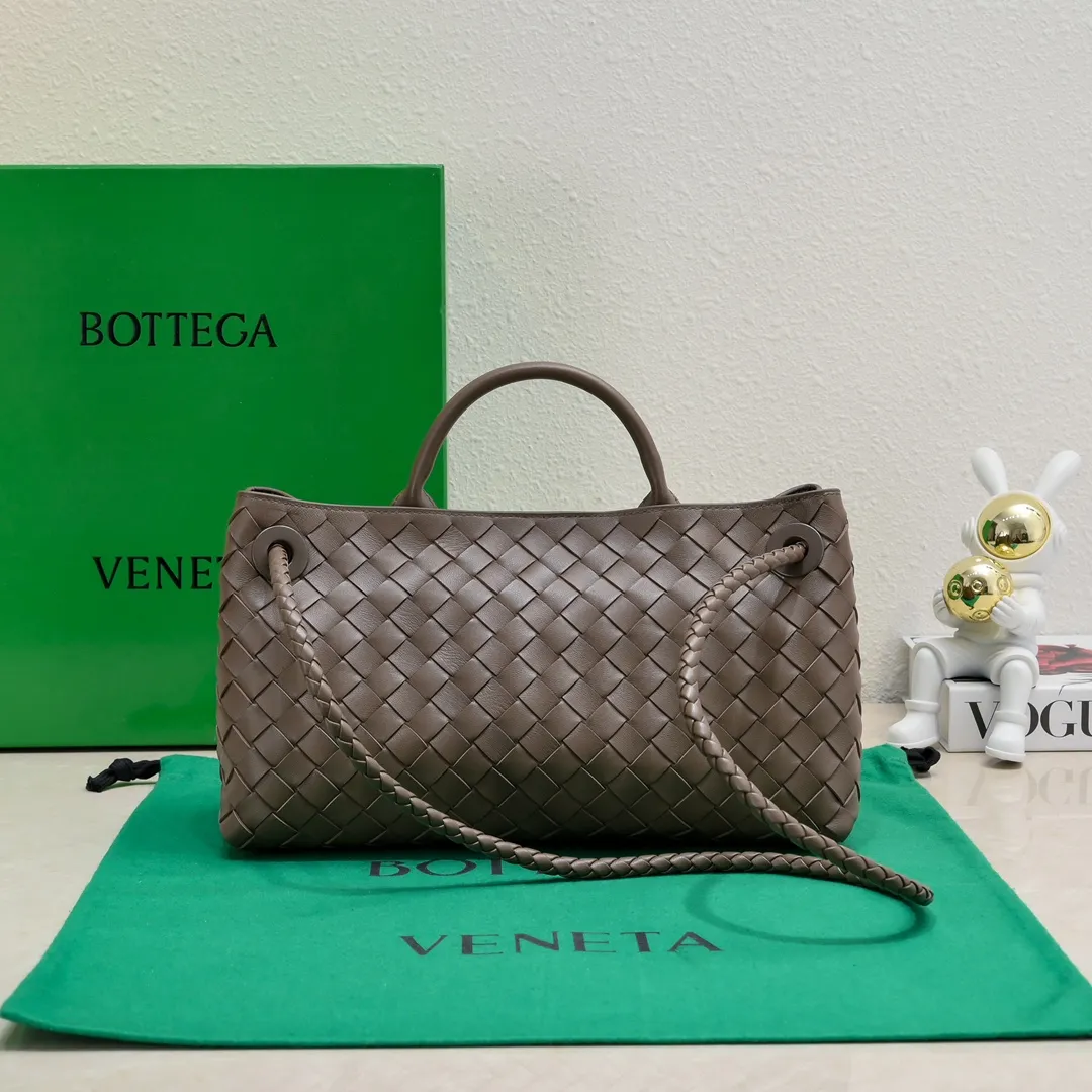 Batch 1960 #Bottega Veneta new horizontal Andiamo handbag, many stars have the same style 🎈 Classic full-body leather weaving with golden rope buckle, stable and chic enough [proud] The whole body is made of Nappa sheep leather, comfortable, soft and dynamic. The sliding metal rope buckle can adjust the shoulder strap, single shoulder / handbag / crossbody, multiple carrying methods, large bag capacity, suitable for commuting / daily / travel This bag is divided into small/medium/large sizes. There is always one that suits you, so take me with you🎀🎀 Size: 29x18x10 Model: 6463#